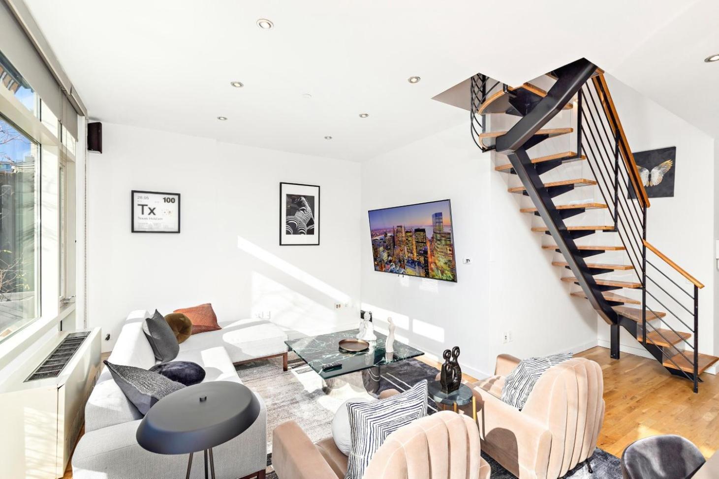 Luxurious 4 Bedroom Penthouse Apartment *